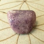 Lépidolite pierre roulée ou pendentif