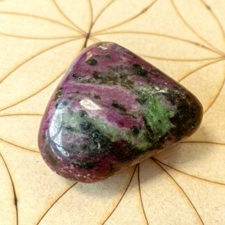 Rubis Zoïsite grosse pierre roulée